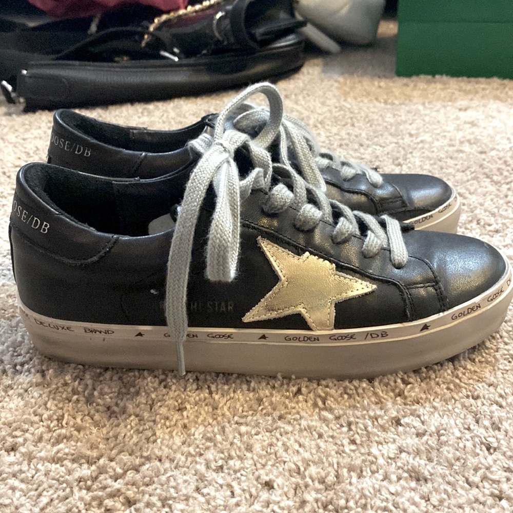 Like NEW Black w/Gold Star Golden Goose sneakers